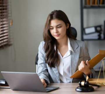 lawyer-working-1024x683